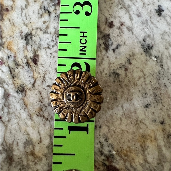 Authentic Chanel clips earrings - Picture 8 of 8